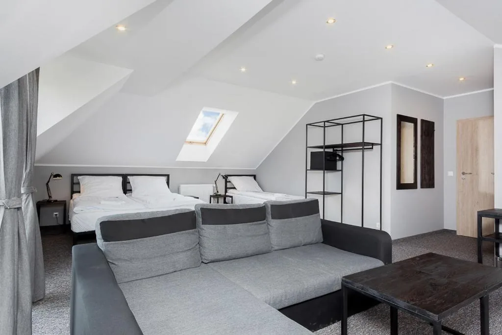 Przestronny apartament z sofą, stołem i częścią sypialną